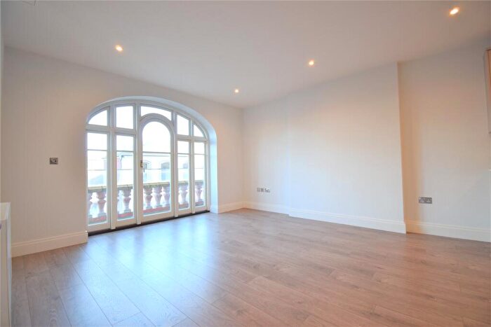 2 Bedroom Apartment To Rent In High Street, Maidenhead, Berkshire, SL6