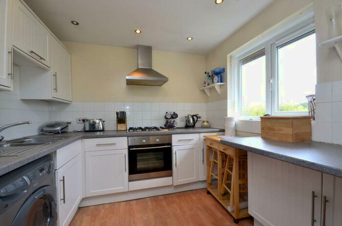 2 Bedroom Flat To Rent In Laburnum Close, Friern Barnet, London, N11