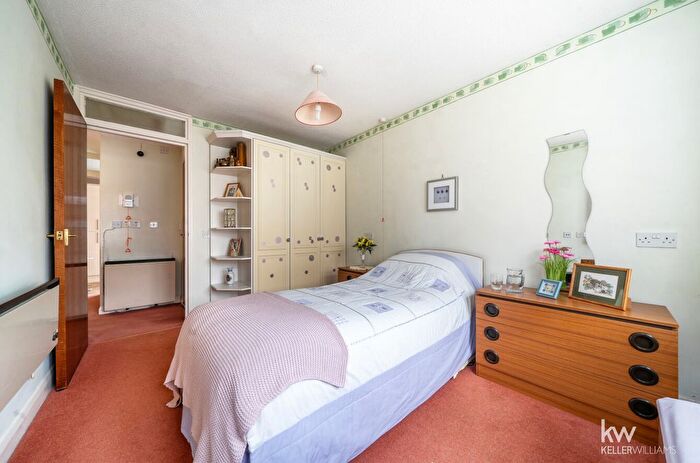 2 Bedroom Maisonette For Sale In The Lawns, Stevenage, Hertfordshire, SG2