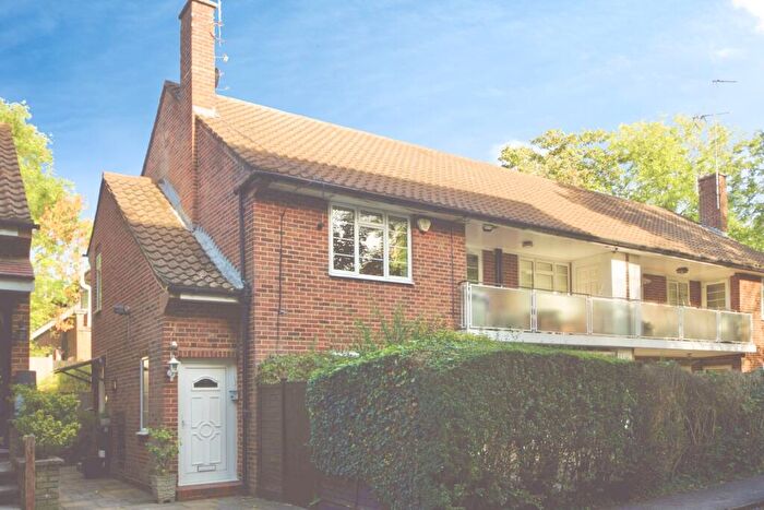 2 Bedroom Semi Detached House For Sale In Garrick Park, London, NW4