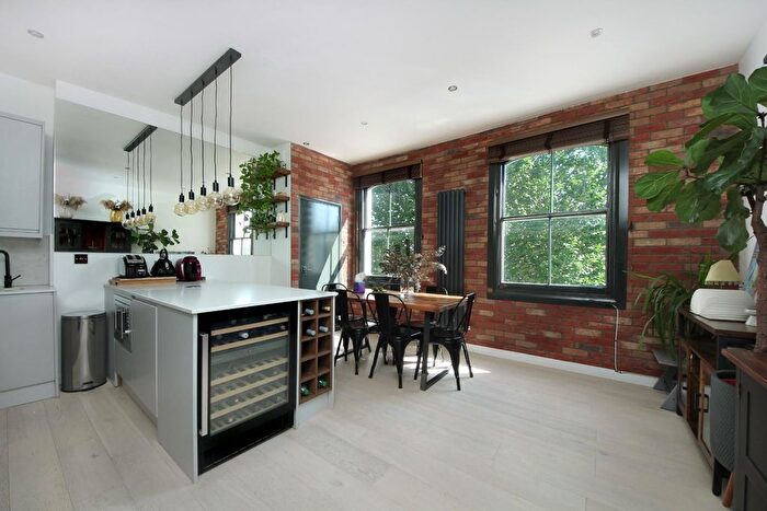 3 Bedroom Flat To Rent In Spencer Road, W3