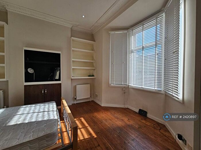 2 Bedroom Flat To Rent In Fairlop Road, London, E11