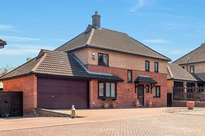 4 Bedroom Detached House For Sale In Oakley Gardens, Downhead Park, Milton Keynes, MK15
