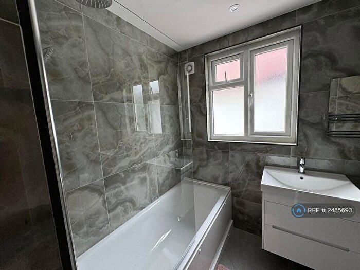 2 Bedroom Flat To Rent In Millway, Mill Hill, NW7