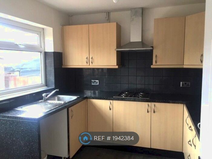 3 Bedroom Semi-Detached House To Rent In Sholver Lane, Oldham, OL1