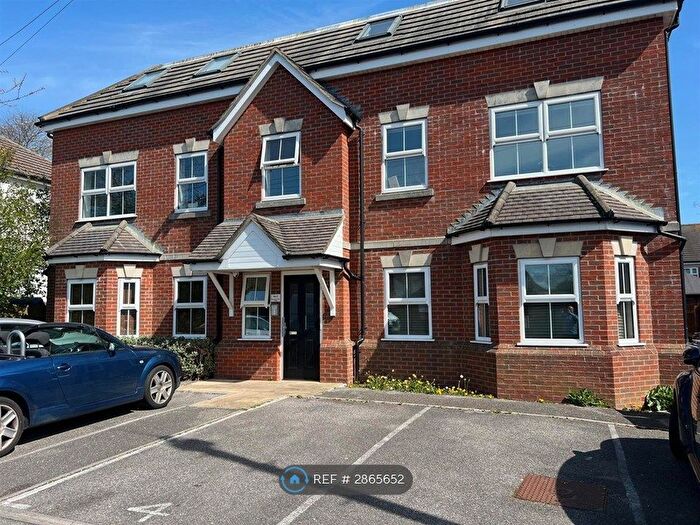 2 Bedroom Flat To Rent In Richmond Park Close, Bournemouth, BH8