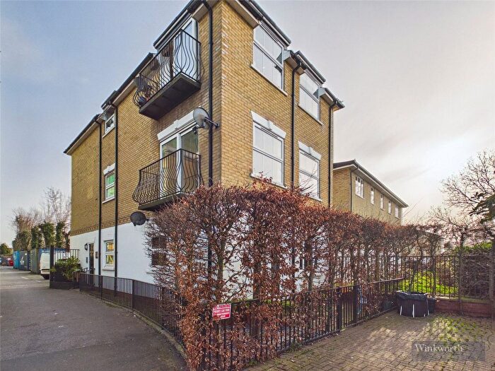 2 Bedroom Flat For Sale In Portsmouth Road, Long Ditton, Surbiton, Surrey, KT6