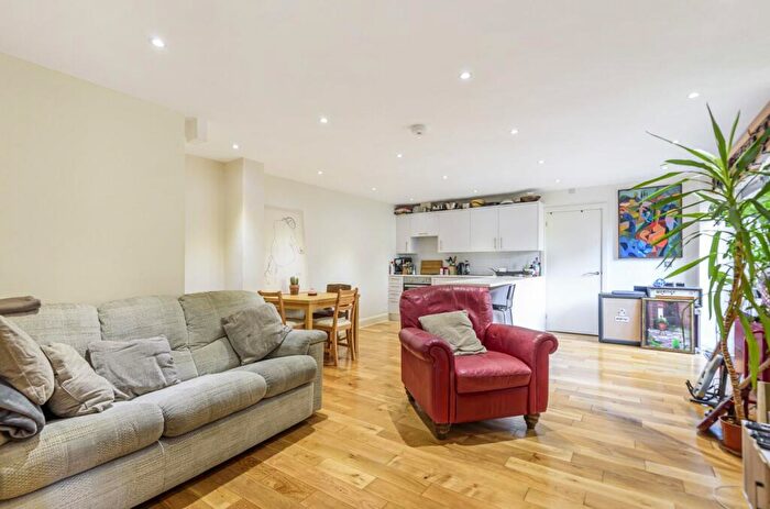 2 Bedroom Flat For Sale In St Johns Hill, Clapham, London, SW11