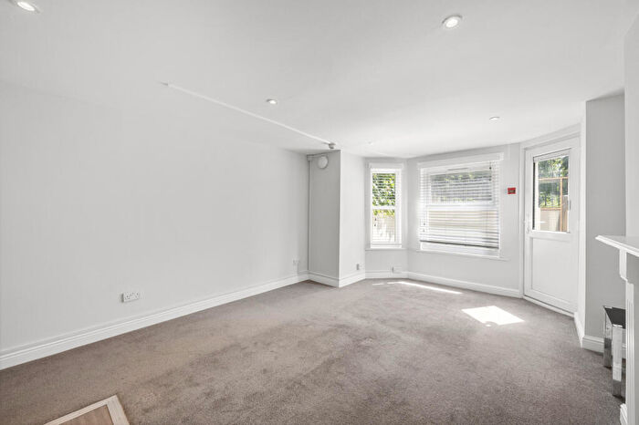 Apartment To Rent In Fairfield South, Kingston Upon Thames, KT1