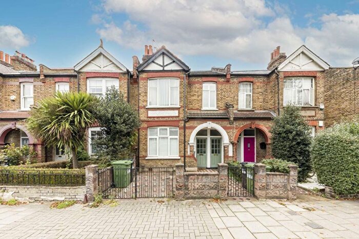 2 Bedroom Flat To Rent In Emlyn Road, London, W12