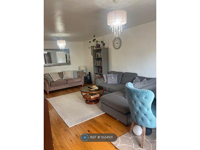 2 Bedroom Flat To Rent In Thistleworth Close, Isleworth, TW7