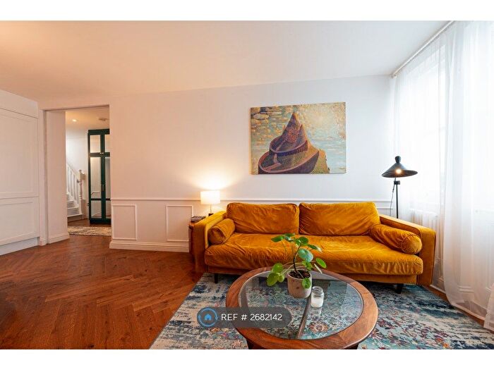 2 Bedroom Flat To Rent In London, London, W11