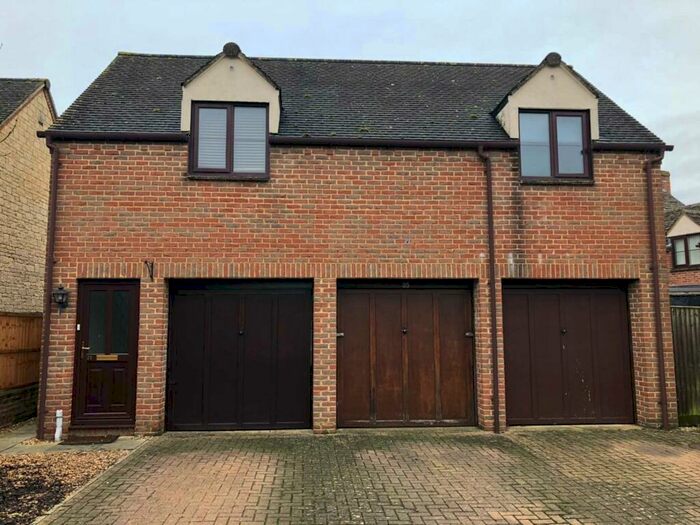 2 Bedroom Coach House To Rent In Broadway Close, Witney, OX28