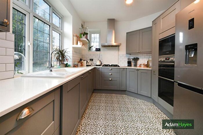 3 Bedroom Apartment For Sale In Woodstock Road, Golders Green, NW11