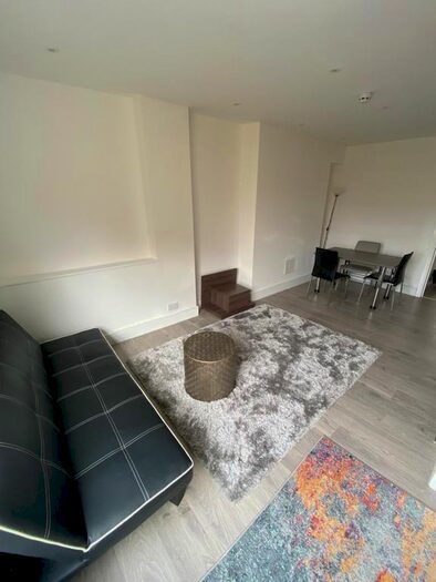2 Bedroom Flat To Rent In Goldhawk Road, London, W12