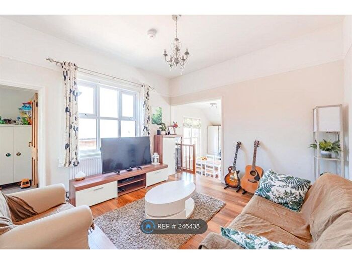 2 Bedroom Flat To Rent In Ridgeway Road, Redhill, RH1