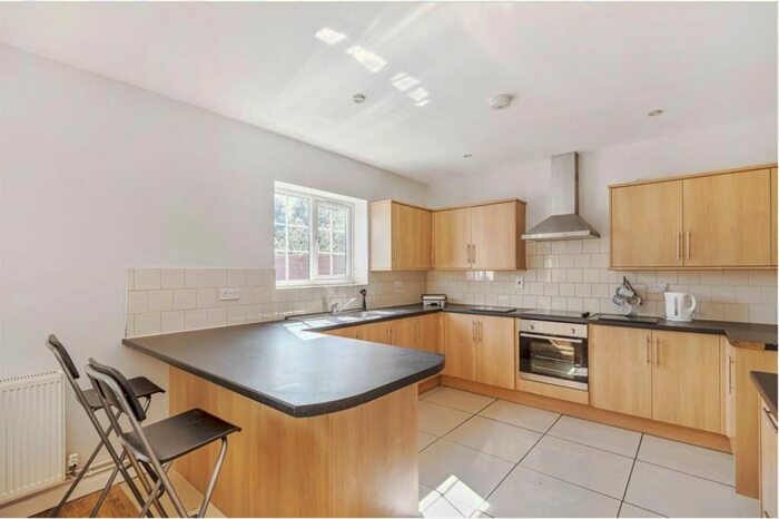 Studio To Rent In Uxbridge Road, Uxbridge UB10