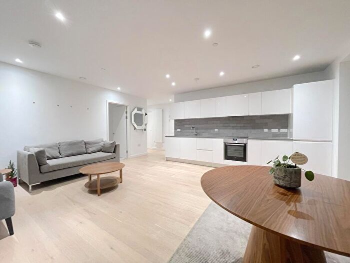2 Bedroom Flat To Rent In Fairwater House, Bonnet Street, Silvertown, Newham, London, E16