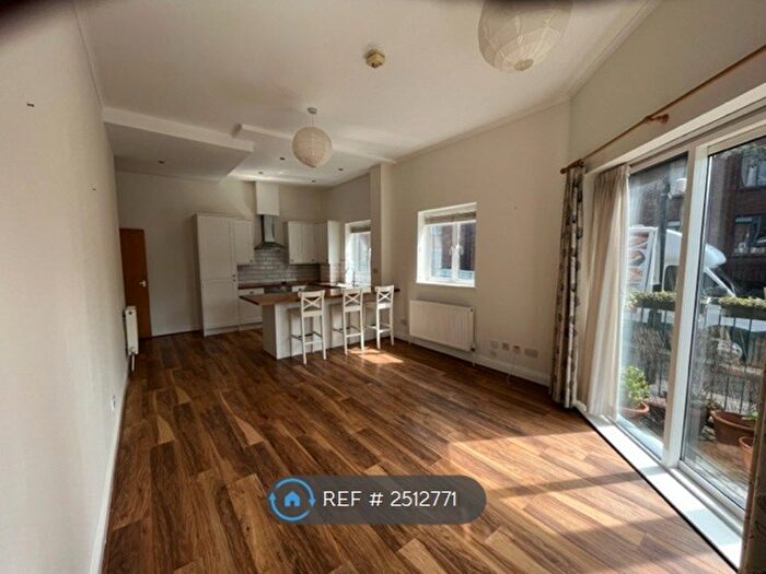 2 Bedroom Flat To Rent In Merlins Court, London, WC1X