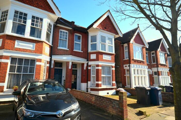 4 Bedroom Flat To Rent In Chatsworth Gardens, London, W3