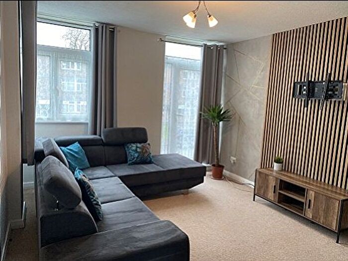 2 Bedroom Flat To Rent In The Lindens, Wolverhampton, WV6