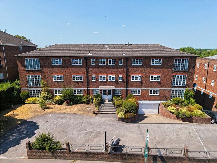 3 Bedroom Flat For Sale In Albany Court, Oatlands Drive, Weybridge, KT13