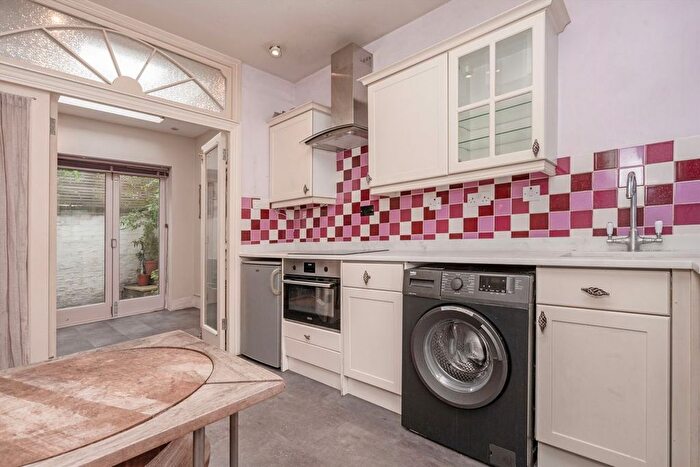 2 Bedroom Flat To Rent In Peterborough Villas, London, SW6