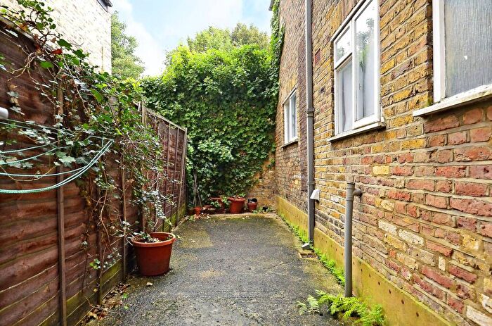 1 Bedroom Flat To Rent In Endlesham Road, Clapham South, London, SW12