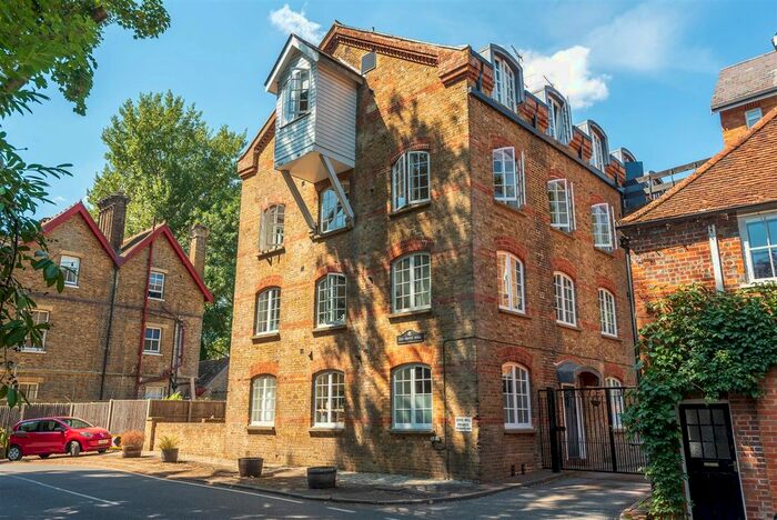 2 Bedroom Flat To Rent In Grove Mill Lane, Watford, WD17