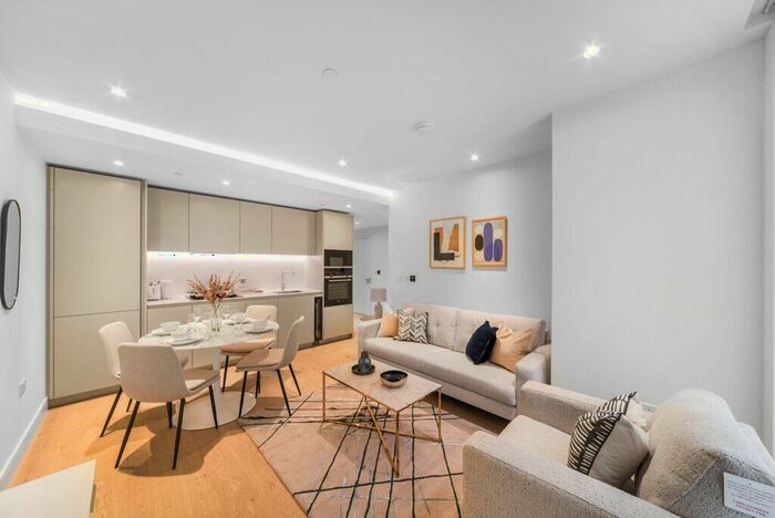 2 Bedroom Apartment To Rent In South Quay Plaza London, E14
