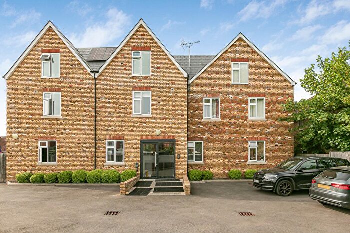 2 Bedroom Flat For Sale In Guildford Road, Chertsey, Surrey, KT16