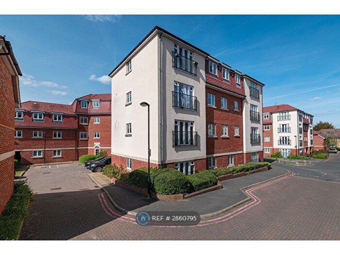 2 Bedroom Flat To Rent In Hedgerows House, Morden, SM4