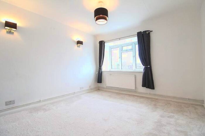 3 Bedroom Flat To Rent In Bell Court, Kingston Road, Surbiton KT5