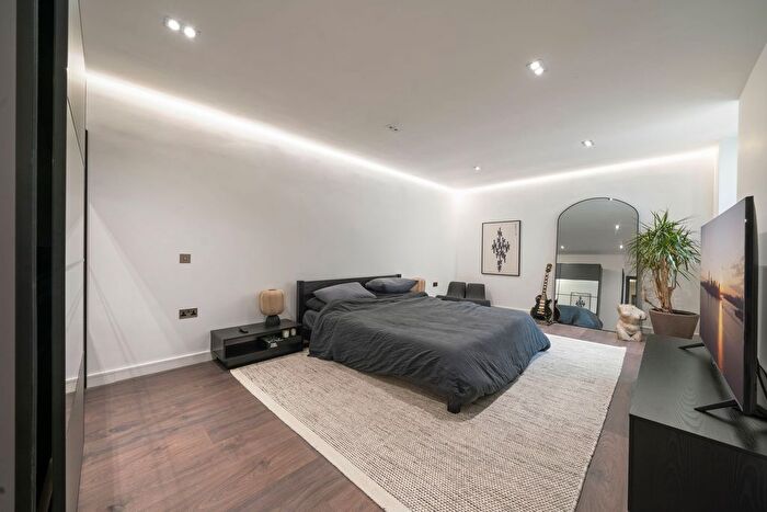 2 Bedroom Flat To Rent In Sharel Court, The Ridgeway, London, NW11