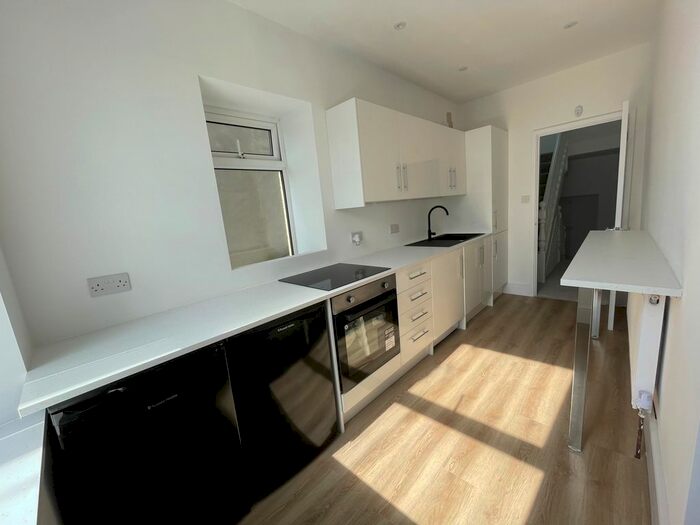 2 Bedroom Flat To Rent In John Street, Porthcawl, CF36