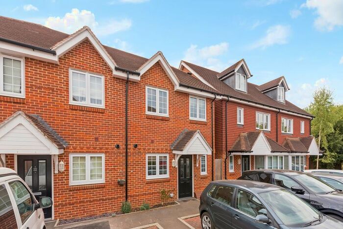 2 Bedroom Flat To Rent In Weyview Gardens, Godalming, GU7
