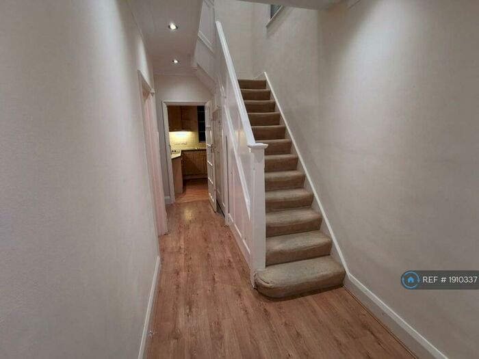 3 Bedroom Semi-Detached House To Rent In Lakeside Avenue, Ilford, IG4