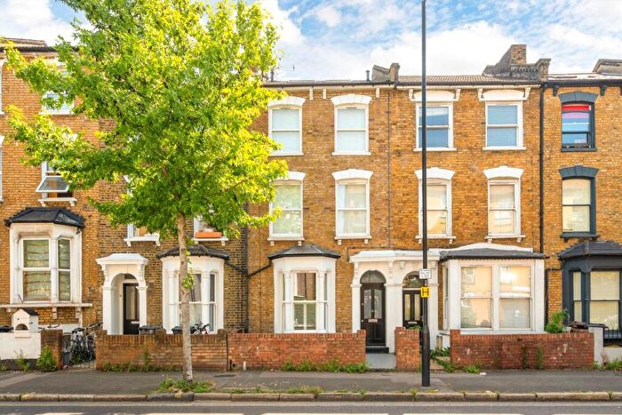 2 Bedroom Flat For Sale In Cricketfield Road, London, E5