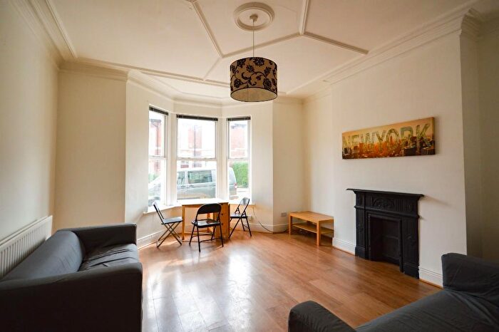 3 Bedroom Apartment To Rent In £.pppw - Queens Road, Jesmond, NE2
