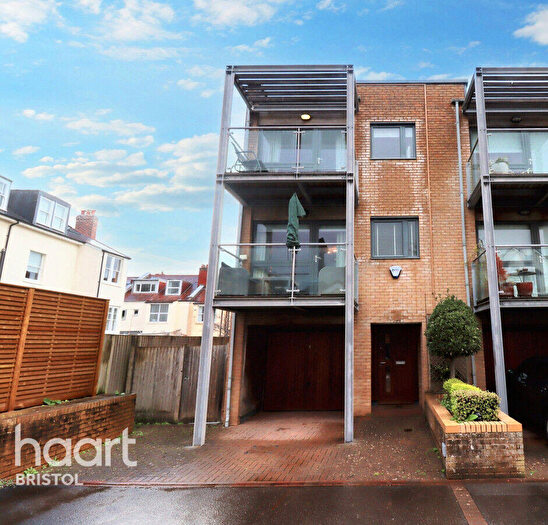 4 Bedroom Town House For Sale In Chapter Walk, Bristol, BS6