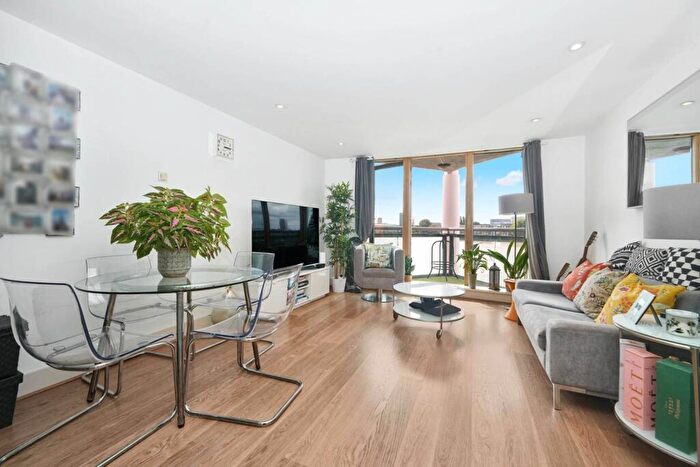 2 Bedroom Flat To Rent In Crews Street, Canary Wharf, London, E14