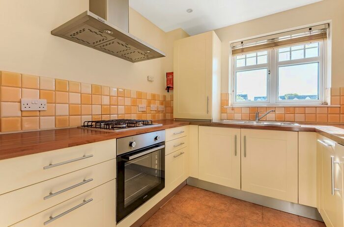 2 Bedroom Flat To Rent In Napier Road, Crowthorne, Berkshire, RG45