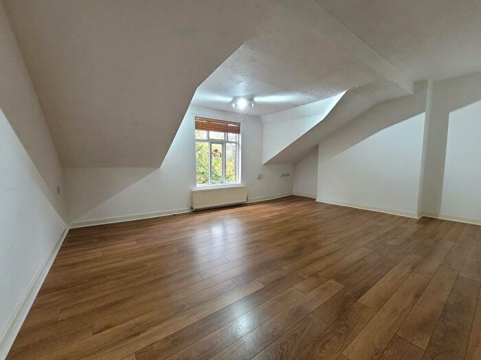 1 Bedroom Apartment To Rent In Flat :: Maple Avenue, M21