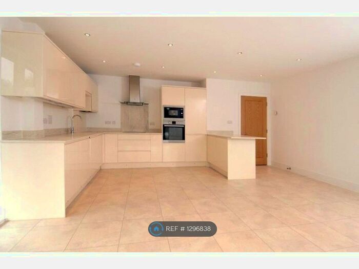 2 Bedroom Flat To Rent In Mount Harry Road, Sevenoaks TN13