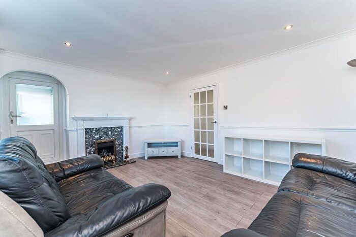 2 Bedroom Flat To Rent In Lady Nairne Grove, Edinburgh, EH8