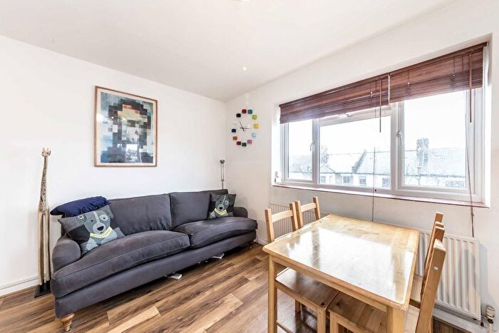 1 Bedroom Flat To Rent In Brewster Gardens, London, W10