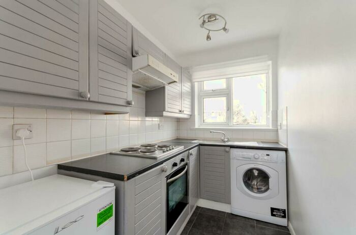 1 Bedroom Flat To Rent In Lovelace Gardens, Surbiton, KT6