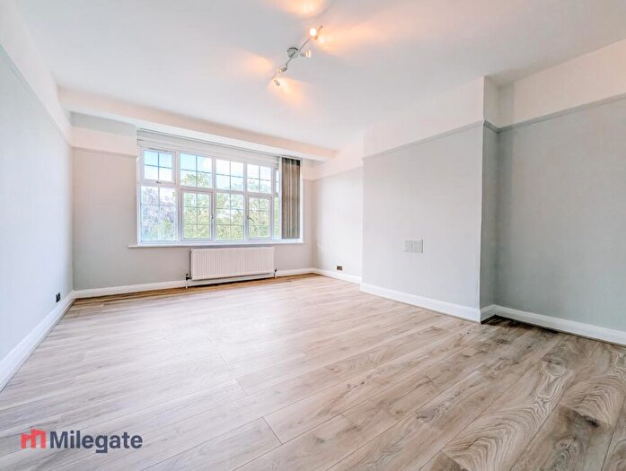 2 Bedroom Flat To Rent In Wynash Gardens, Carshalton, SM5