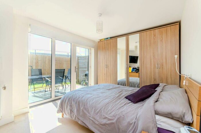 2 Bedroom Flat To Rent In Watson Place, South Norwood, London, SE25