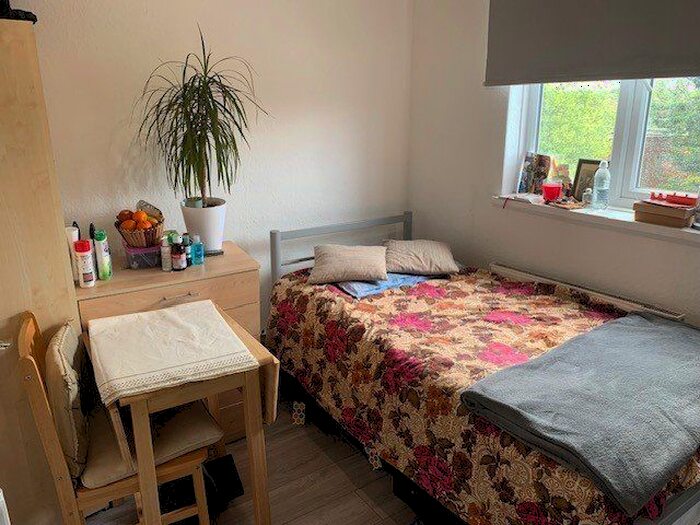 Studio To Rent In New Parade, High Street, Yiewsley, West Drayton, UB7